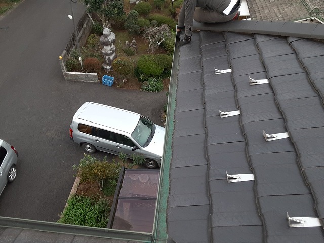 雨樋を確認する様子